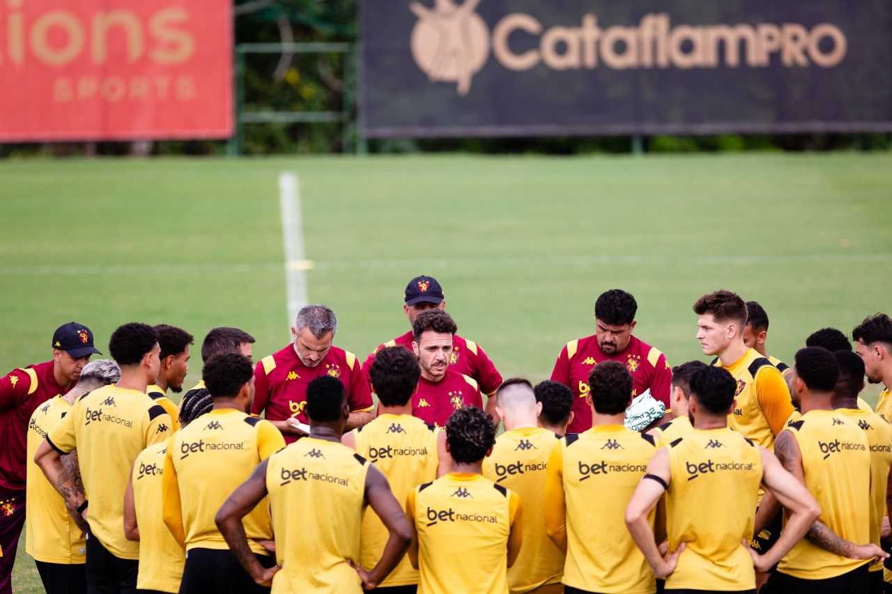 Mariano Soso com o elenco do Sport no CT