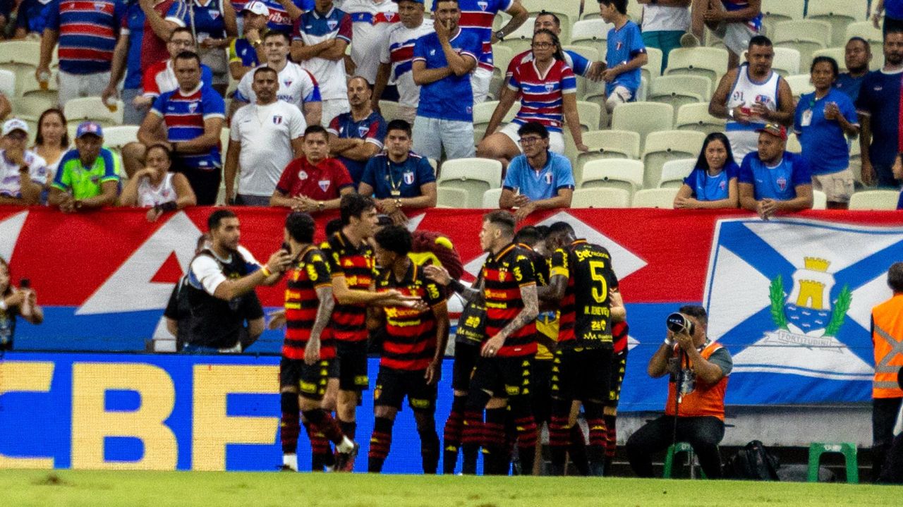Jogadores do Sport celebram vitória no Castelão