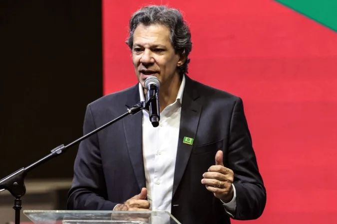 Viatura da Polícia Militar em via urbana de São Paulo