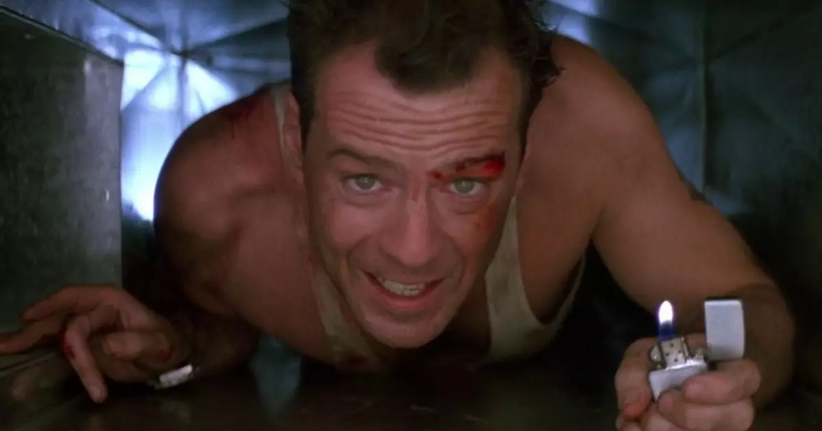Bruce Willis como John McClane em cena de Duro de Matar