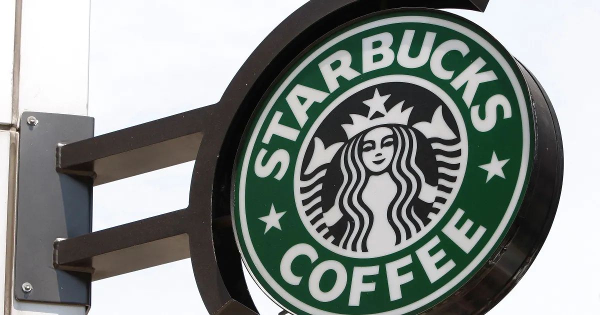 Logotipo da Starbucks em fachada de loja