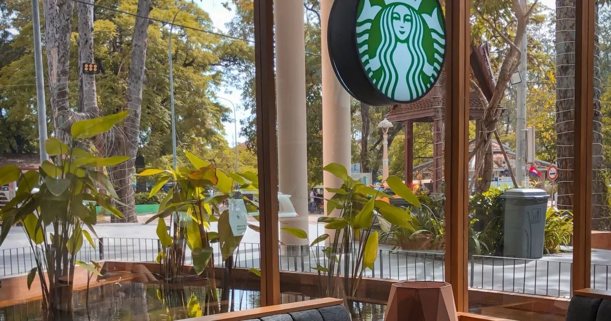 Fachada de unidade Starbucks
