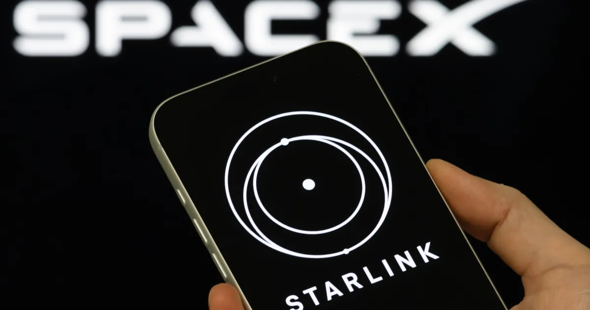 Antena Starlink instalada em área rural