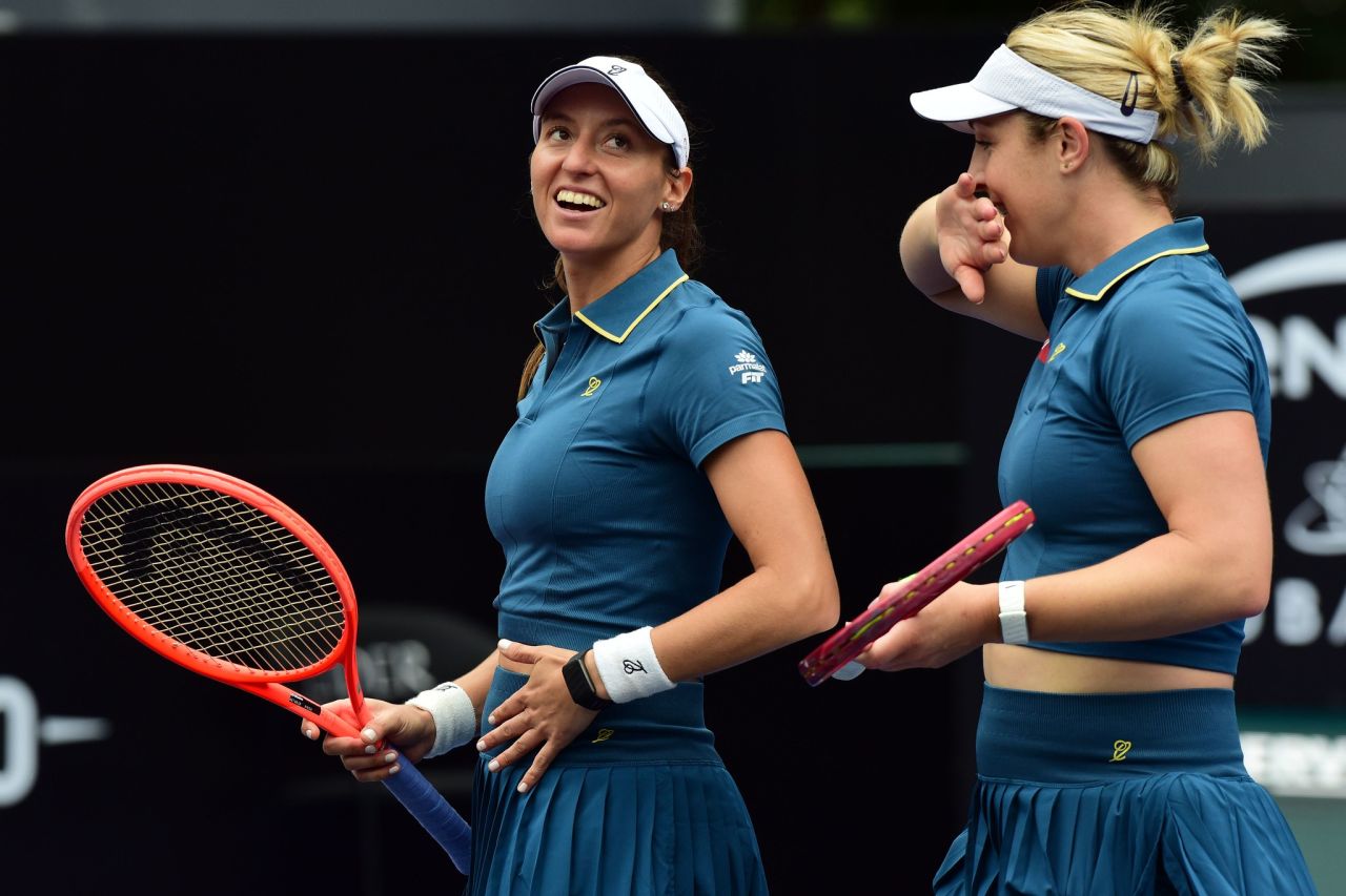 Luisa Stefani e Gabriela Dabrowski comemorando ponto em partida de duplas