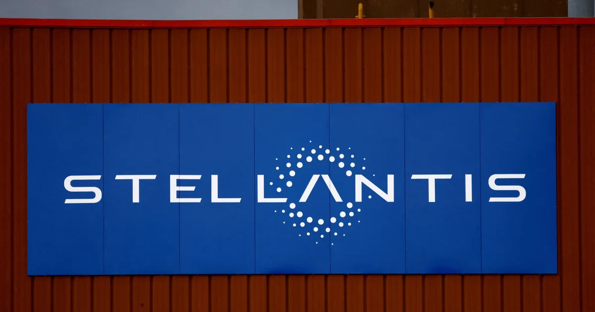 Linha de montagem da Stellantis com veículos na fábrica