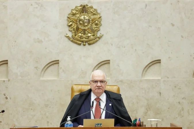 Ministro Edson Fachin no gabinete