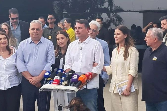 Flávio Bolsonaro na Catedral Metropolitana de Brasília