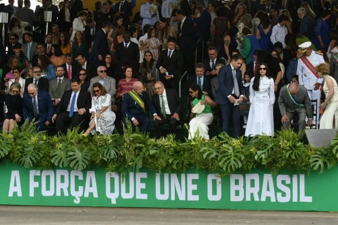 Tribuna presidencial durante desfile de 7 de Setembro