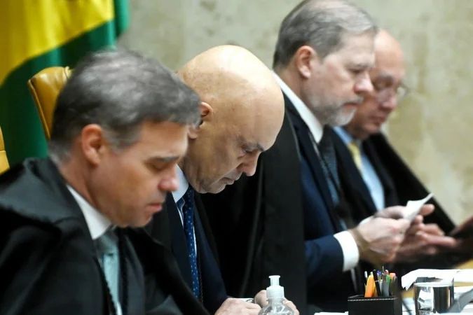 Ministros Alexandre de Moraes e Gilmar Mendes durante sessão no STF