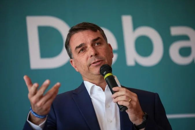 Senador Flávio Bolsonaro em encontro com embaixadores
