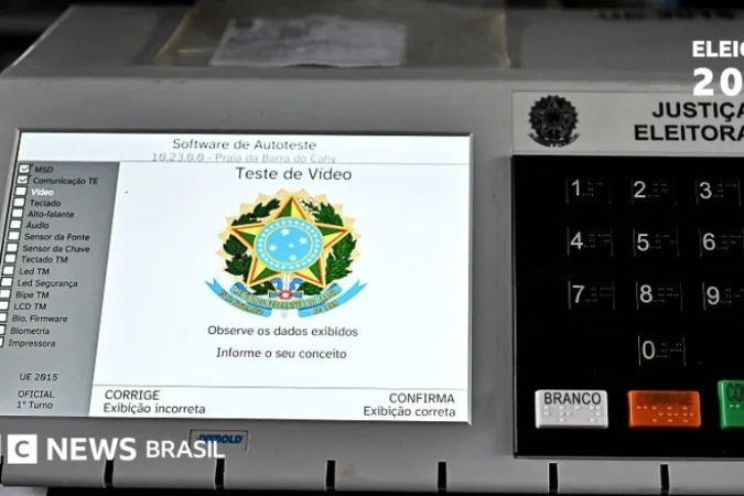 Eleitores embarcando em ônibus urbano durante eleição