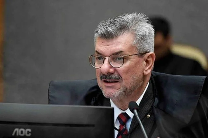 Ministro Marco Buzzi acompanhado de assessores no prédio do STJ