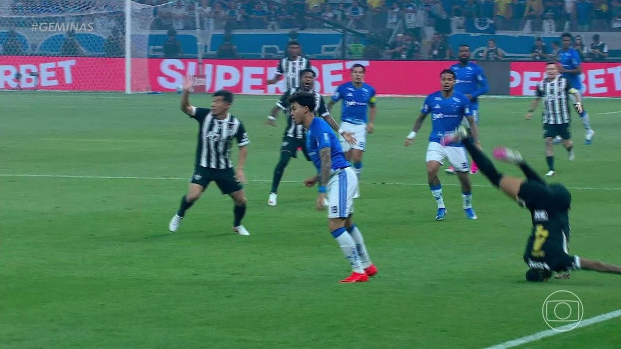 Kaio Jorge em disputa com Ruan Tressoldi