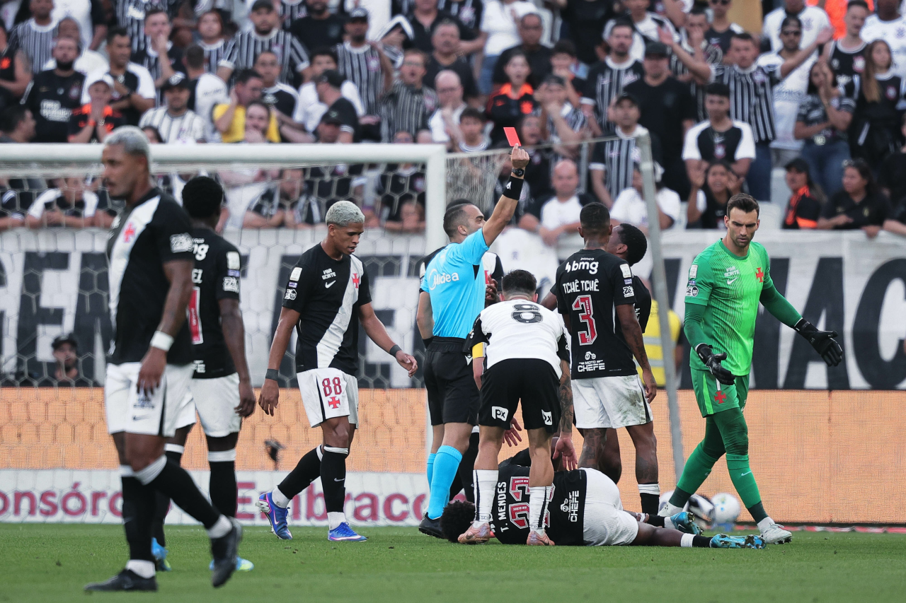André expulso em partida entre Corinthians e Vasco
