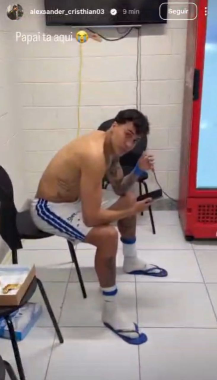 Alexsander filmando Kaio Jorge na sala de antidoping