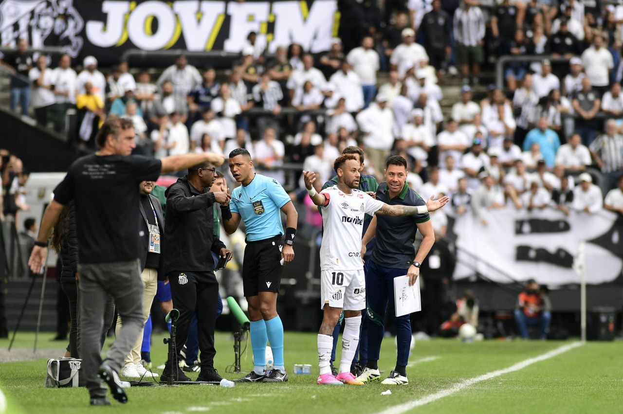 Quarto árbitro levantando placa durante Santos x Coritiba