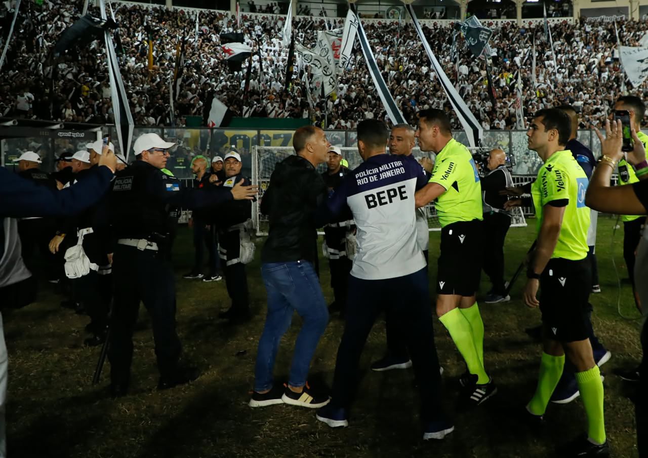 Diretores do Vasco em discussão com a arbitragem