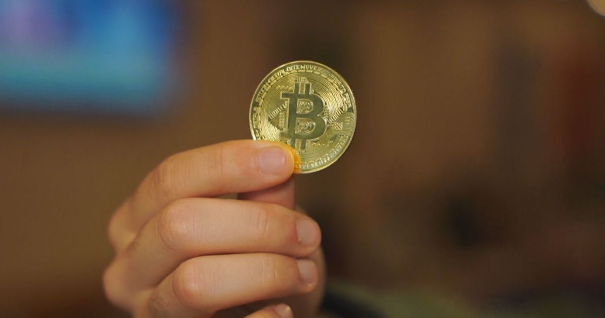 Logo da Strategy e símbolo do bitcoin