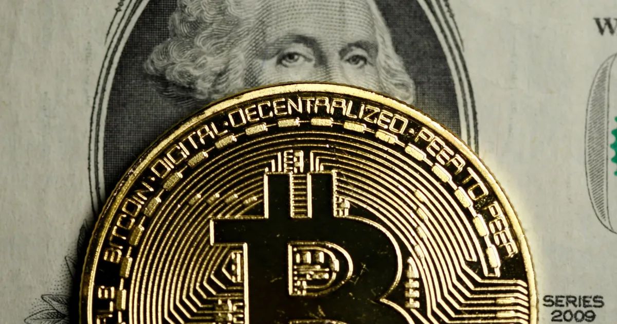 Logotipo da Strategy ao lado de moedas bitcoin digitais