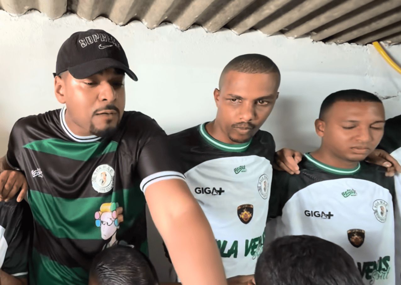Jogadores do Sua Mãe comemorando o título da Copa Majestade no Campo do Flecha de Ouro em Guarulhos