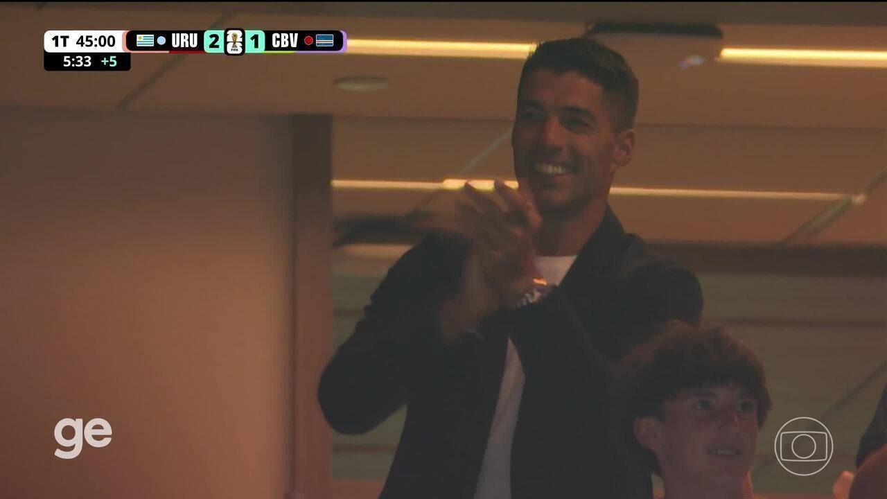 Luis Suárez no camarote durante Uruguai x Cabo Verde