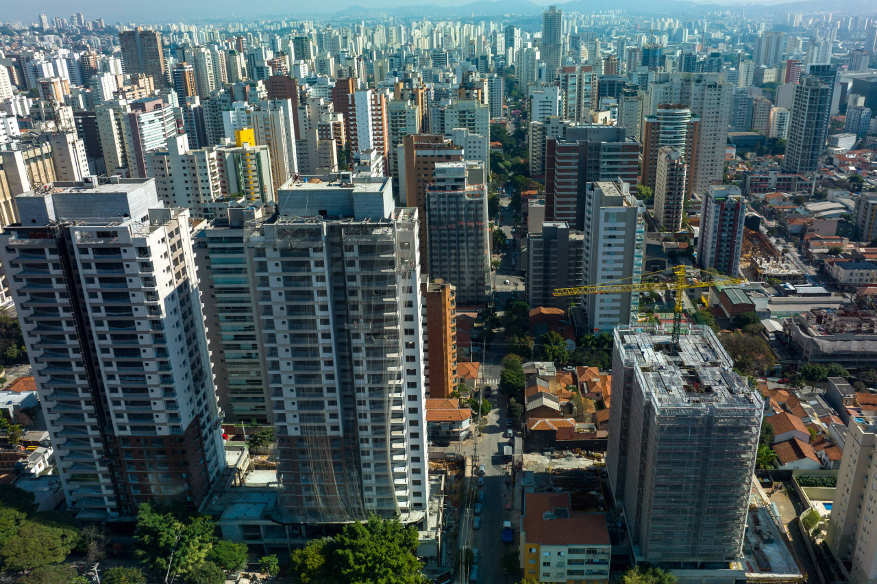 Prédios residenciais em área urbana do Sudeste