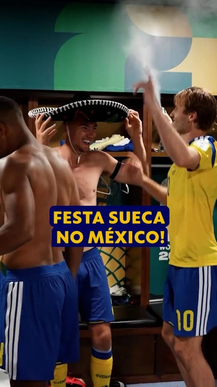 Jogadores da Suécia comemorando no vestiário