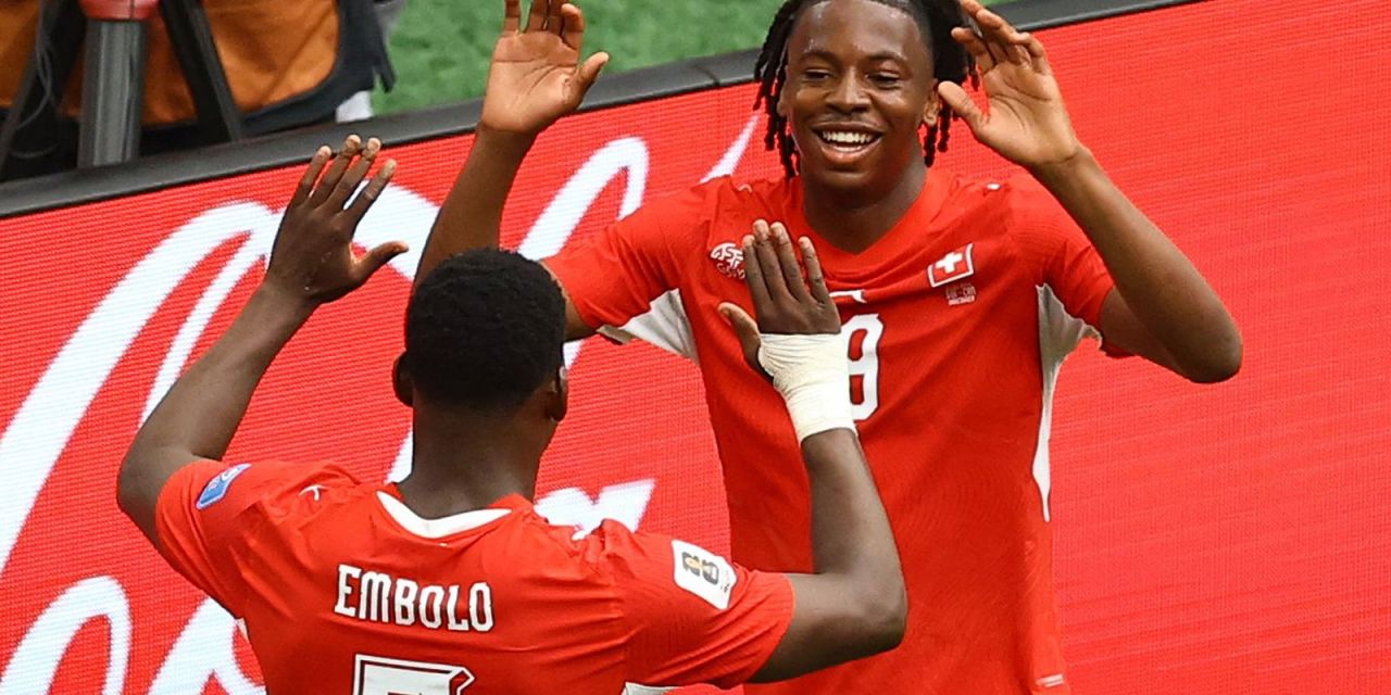 Johan Manzambi comemora gol da Suíça contra o Canadá