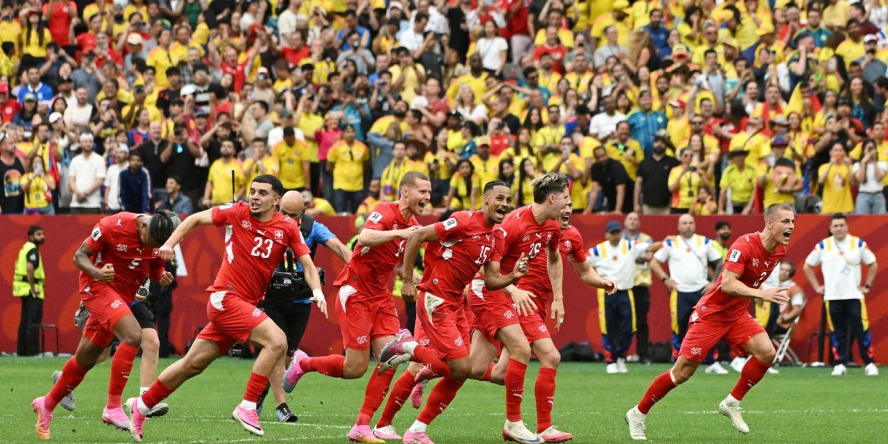 Jogadores da seleção suíça comemoram vaga após cobrança de pênaltis