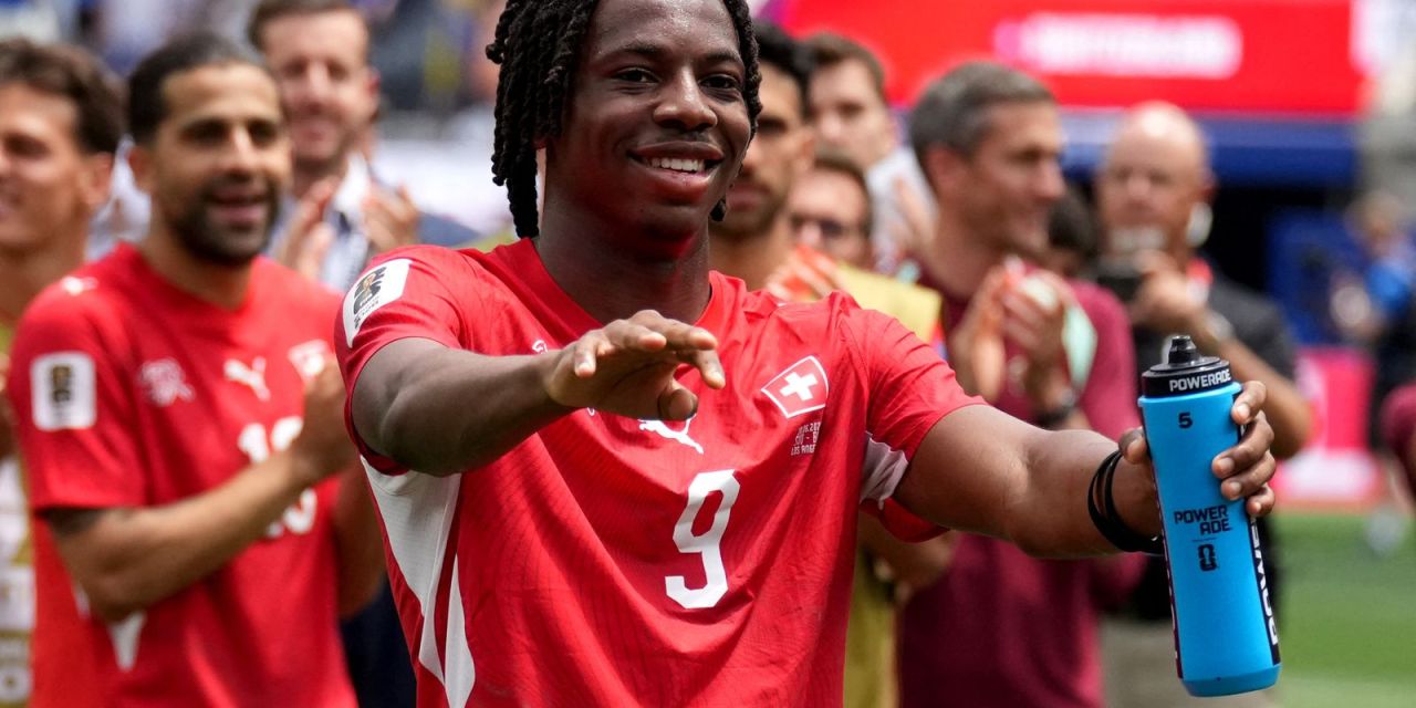 Johan Manzambi comemorando gol pela Suíça