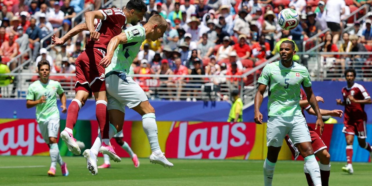 Boualem Khoukhi comemora o gol de cabeça pelo Catar contra a Suíça