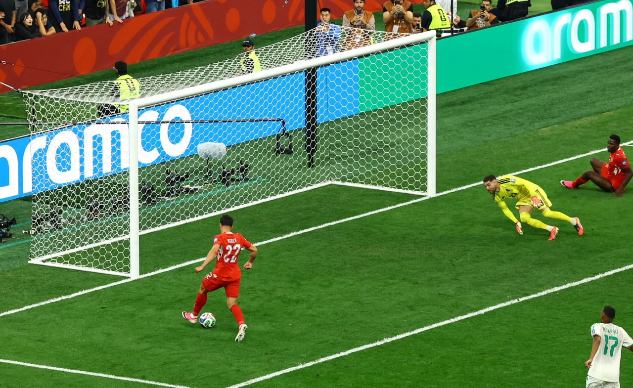 Fabian Rieder perde gol contra Argélia