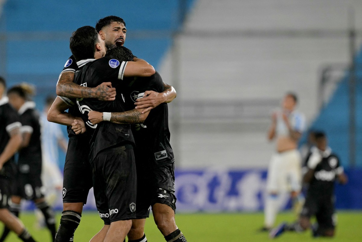 Jogadores do Botafogo comemoram gol nos acréscimos