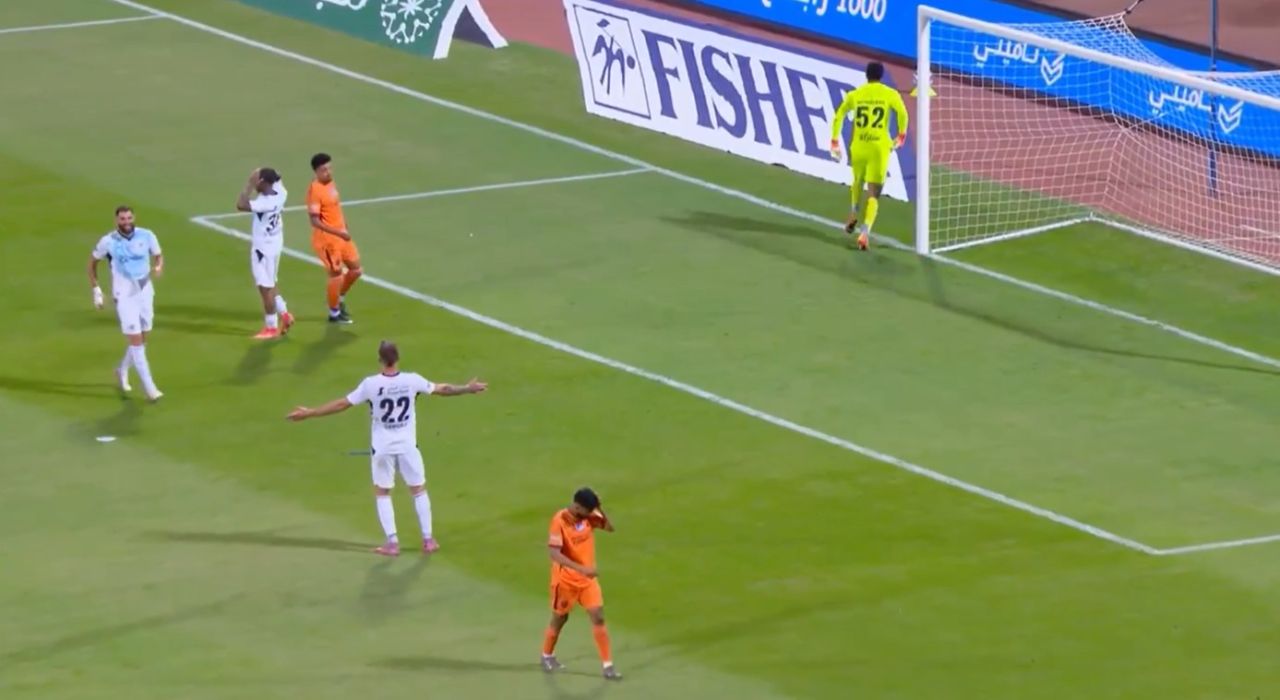 Milinkovic-Savic reclama após pênalti perdido por Summerville