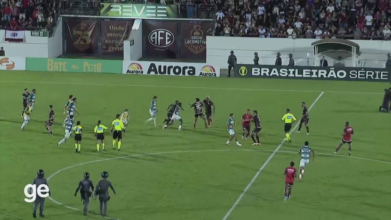 Jogadores em confusão após final na Fonte Luminosa