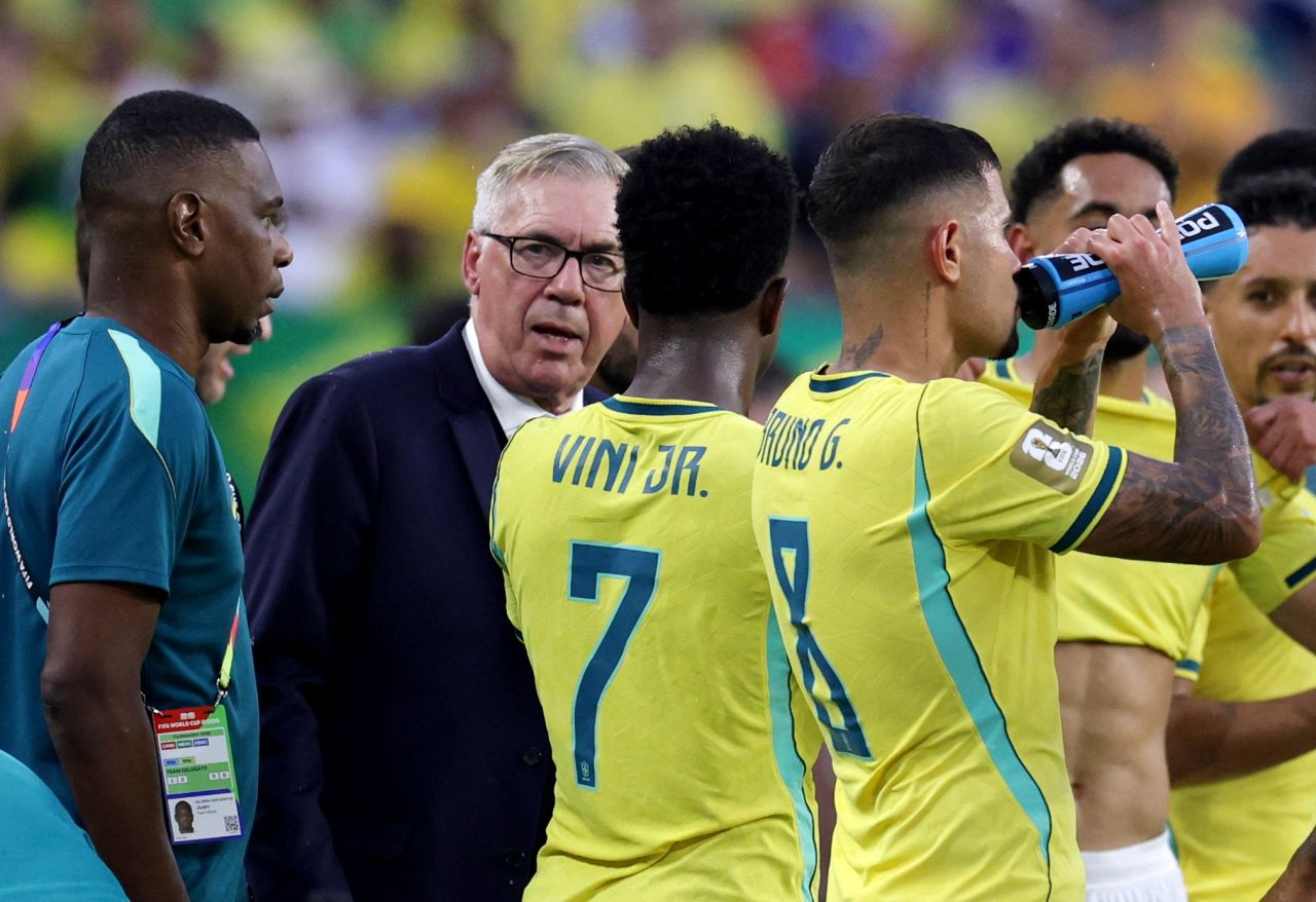 Jogadores da seleção brasileira em campo