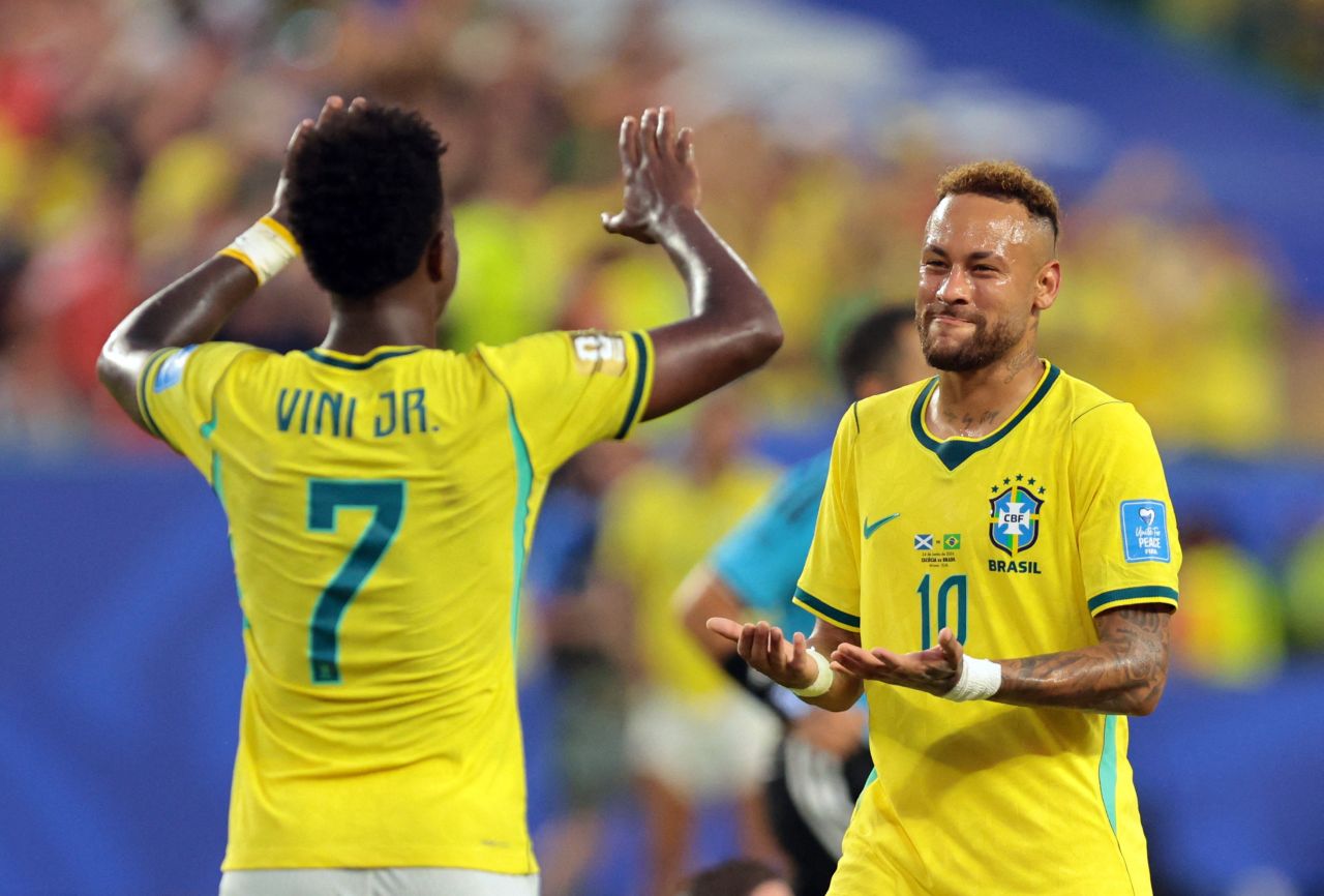 Seleção brasileira durante treino antes de jogo com o Japão
