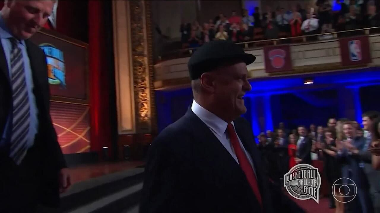 Público em ginásio durante minuto de silêncio por Oscar Schmidt