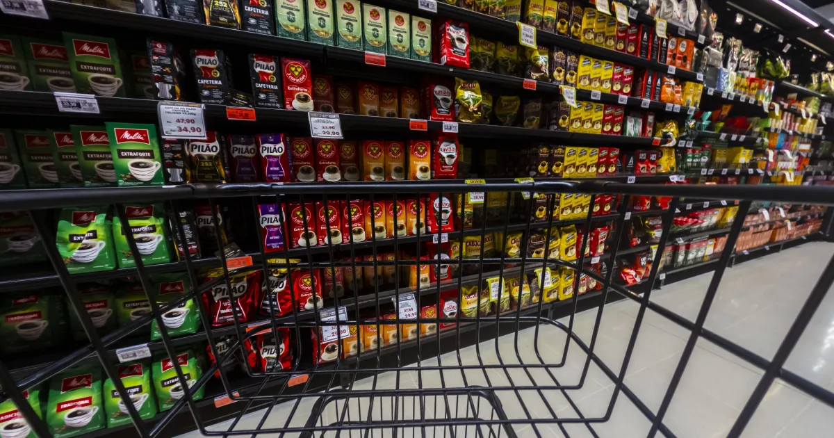 Corredor de supermercado com prateleiras cheias