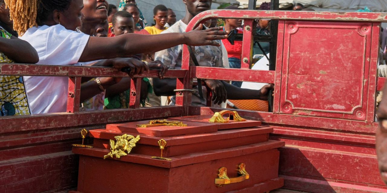 Profissionais de saúde com trajes de proteção contra ebola