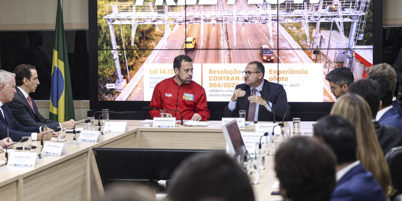 Pórtico de cobrança eletrônica em rodovia