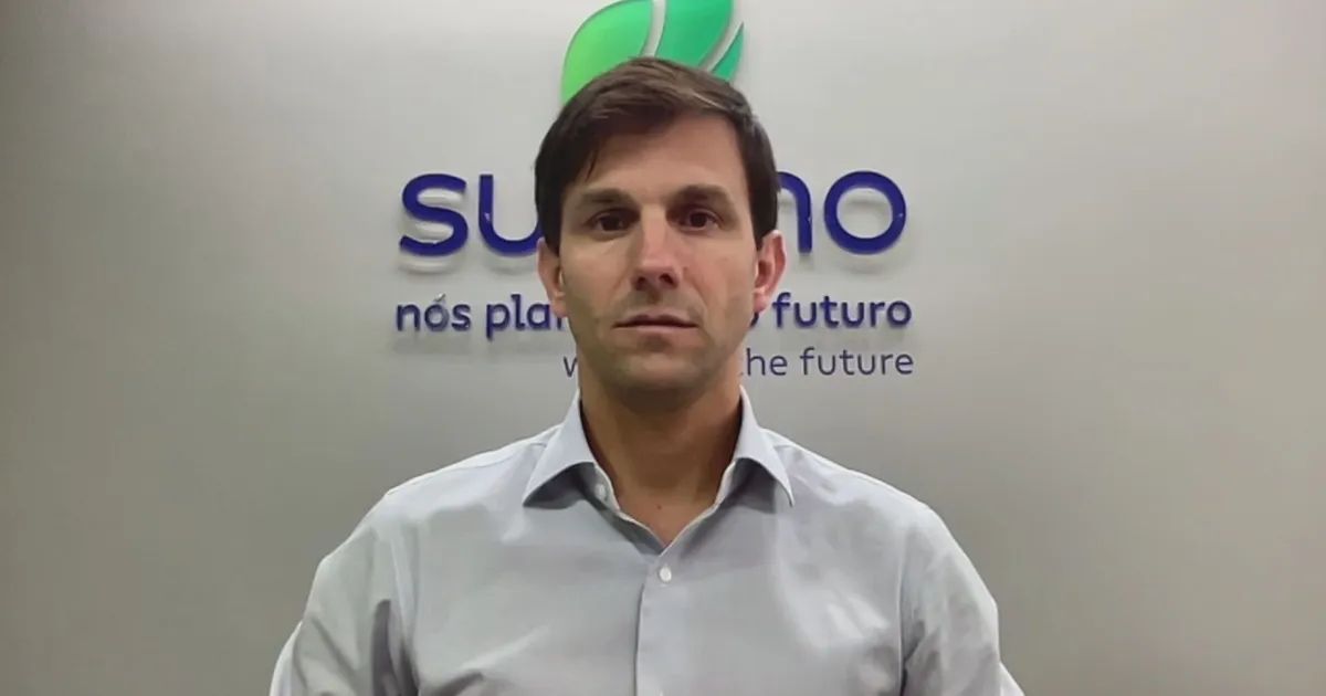 Unidade industrial da Suzano com torres de celulose
