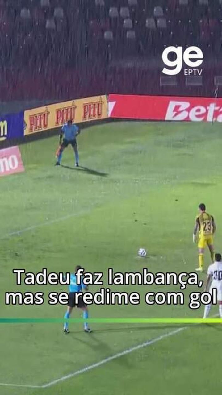 Tadeu cobrando pênalti pelo Goiás