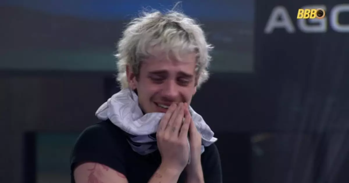 Tadeu Schmidt visivelmente emocionado durante apresentação do BBB 26