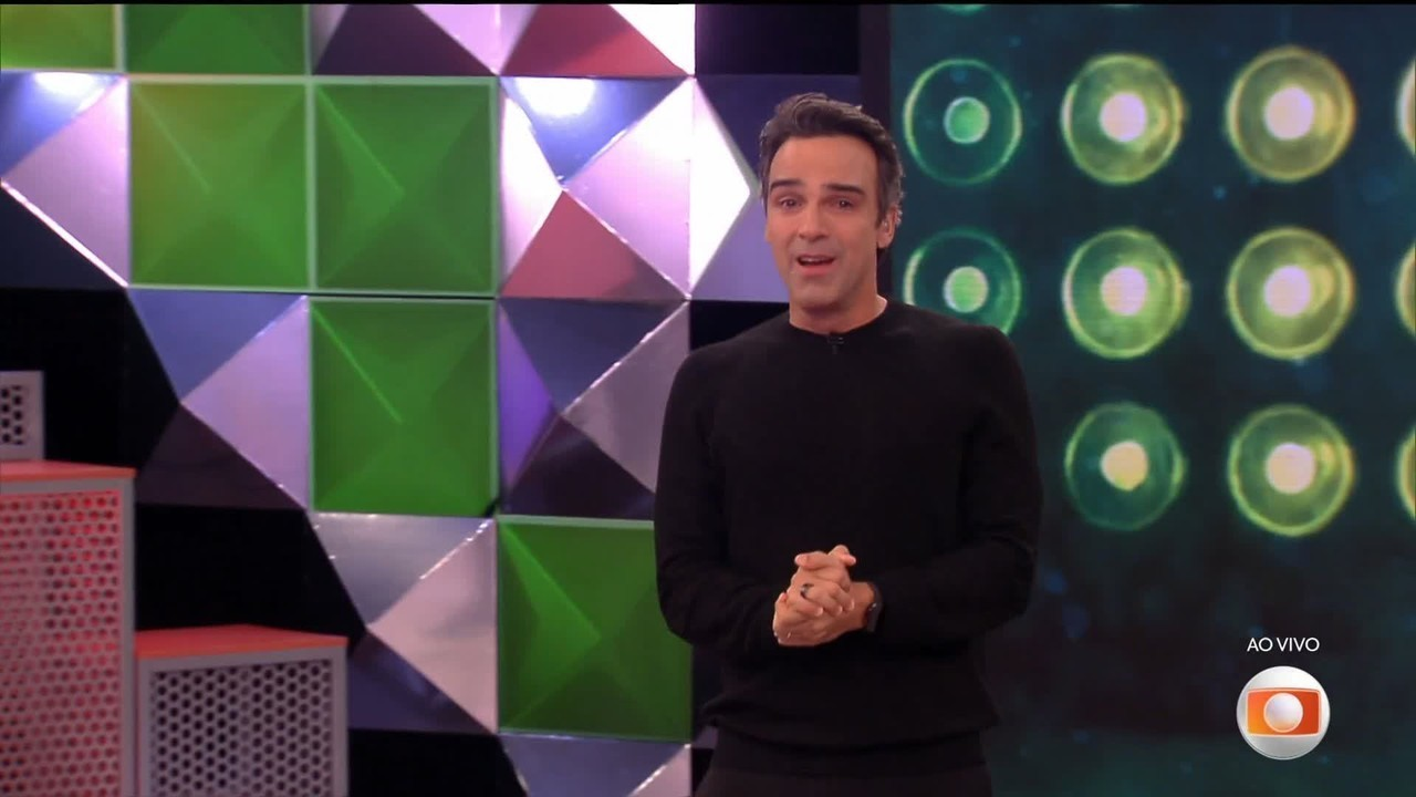 Tadeu Schmidt emocionado durante homenagem a Oscar Schmidt no BBB