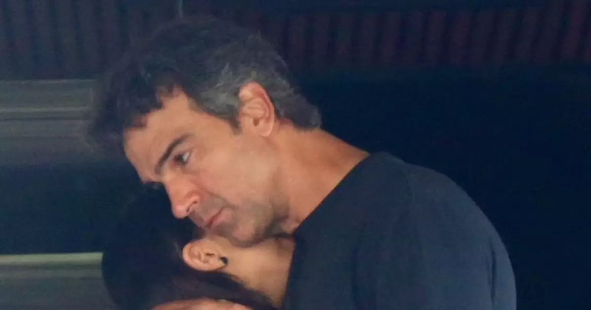 Tadeu Schmidt acompanhado da esposa antes de seguir para estúdios