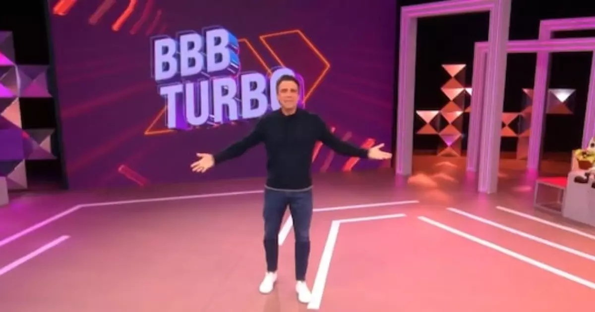 Tadeu Schmidt no cenário do BBB 26