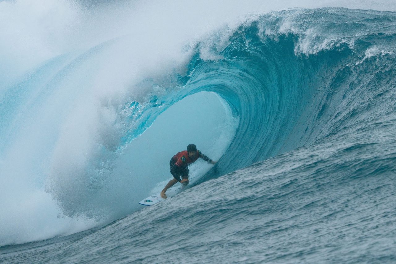 Yago Dora surfando em Teahupoo