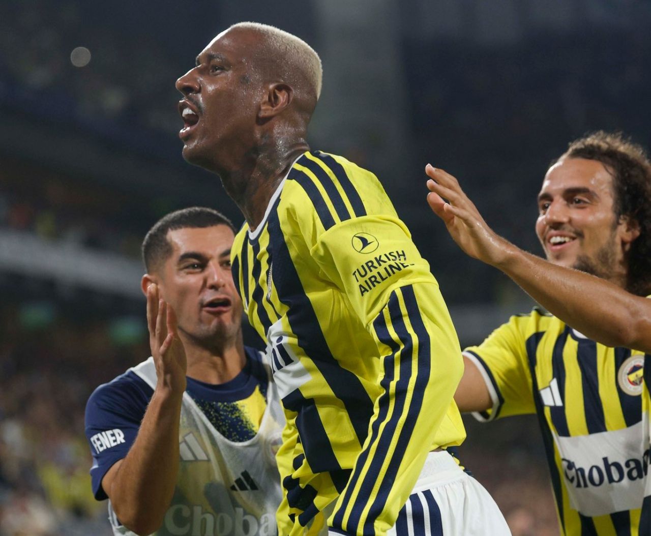 Anderson Talisca comemorando gol pelo Fenerbahçe