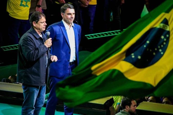 Tarcísio de Freitas durante sabatina